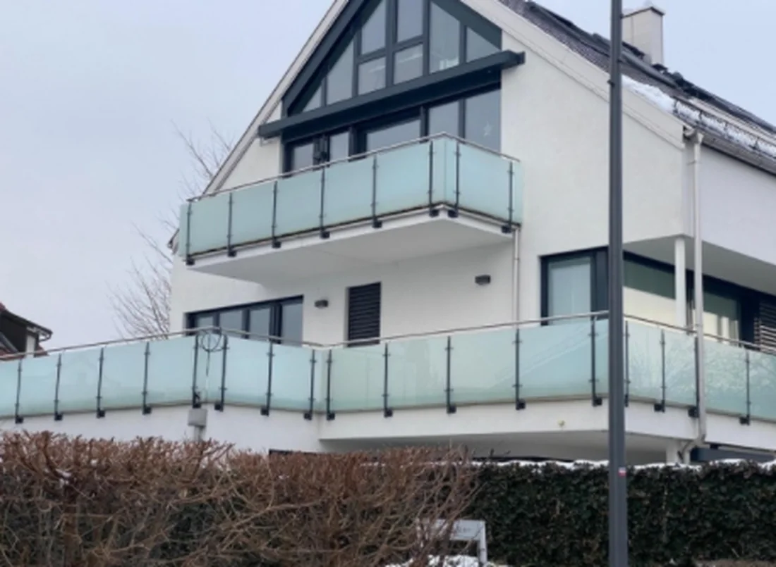 Balkongeländer mit Glasfüllung an einem Einfamilienhaus